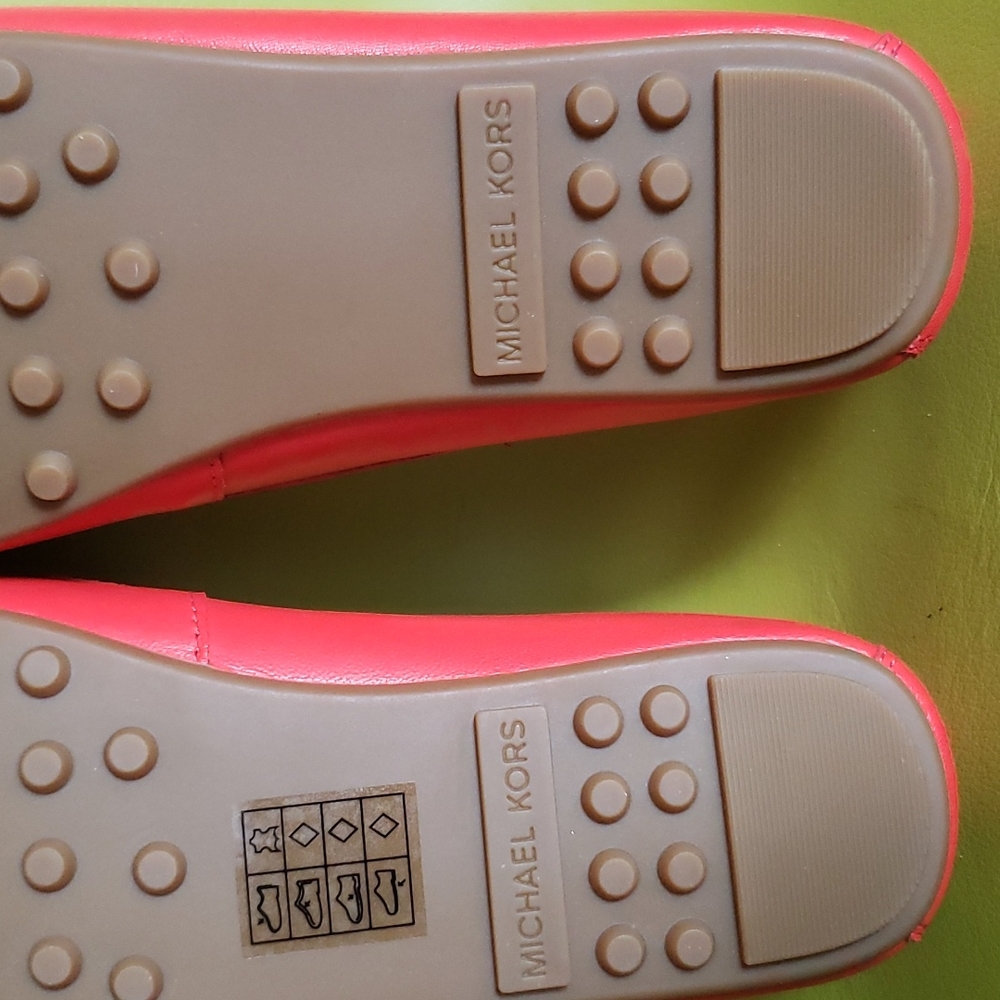 MK LOGO LEATHER FLATS - Picture 8 of 8